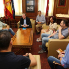 El alcalde y el concejal de Fiestas, Coimercio y Consumo durante la reunión con los hosteleros.
