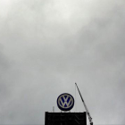 El logo de Volkswagen, en la sede central de la compañía, en Wolfsburgo.
