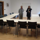 La alcaldesa y un concejal en la nueva sala polivalente donde se impartirán los cursos de inglés. DL
