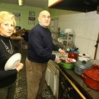 Nino, ayer a sus 68 años con su esposa Dorita, pone el colofón a la saga familiar de Casa Cubelos.