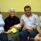 Foto de familia, con el pequeño Luis Ángel en brazos de la más anciana