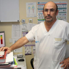 El doctor Javier Pérez-Jara en su consulta de Geriatría del Hospital del Bierzo. L. DE LA MATA