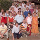 Los asistentes a la reunión posan en la foto de familia.