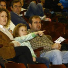 Luci Pascua intenta librarse del marcaje de la jugadora del Sóller Gisela Vega en un partido muy int