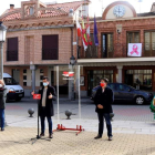 Tudanca y otros cargos del PSCyL ayer, en su visita en Macotera (Salamanca). J.M. GARCÍA