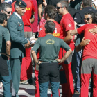 Agentes del Greim y de los equipos de Rescate se abrazan durante los funerales del capitán Emilio Pérez Peláez, el teniente Marcos Antonio Benito Rodríguez y el agente José Martínez Conejo, muertos al estrellarse su helicóptero durante un rescate en el pi