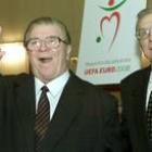 El ex jugador búlgaro Ferenc Puskas, el día que celebró su 75 cumpleaños, junto a Gyula Grosics
