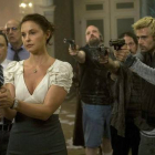 Ashley Judd empuña una pistola, en una escena de la película 'Atraco por duplicao'.