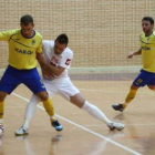Omar, de blanco, es duda en el equipo leonés.