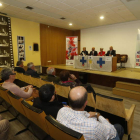 Un momento de la asamblea comarcal celebrada ayer en la biblioteca de Astorga. JESÚS F. SALVADORES