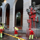 Imagen de la pintura roja sobre la estatua de Largo Caballero. CHEMA MOYA