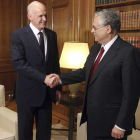 Papandreu saluda al nuevo primer ministro Papadimos.