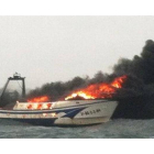 El pesquero incendiado ante la costa de Barcelona, en una imagen de la cadena BTV, este miércoles.