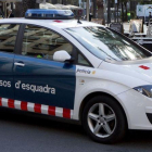 Un coche de los Mossos dEsquadra patrullando por el centro de Barcelona, en una foto de archivo.
