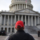 Un seguidor de Trump toma sitio ante el Capitolio.