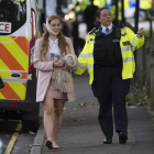 Una agente de policía escolta a una herida en los alrededores de la estación de metro Parsons Green en Londres