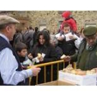 Un momento de la invitación popular a chorizo, vino y pastas en San Mamés de la Vega