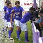 Los jugadores bañezanos celebran el gol de la victoria ante los abulenses. FERNANDO OTERO