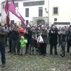 Más de doscientas personas protagonizaron el paseo reivindicativo y poético por la Plaza del Grano como gesto de rechazo al plan de obra que prevé ejecutar el Ayuntamiento.