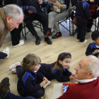 Dos abuelos con los alumnos. DL