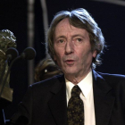Elías Querejeta recogiendo el Premio Goya a la Mejor Película en el año 2003 por 'Los lunes al sol'.
