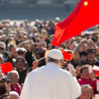 El Papa saluda a los fieles en la plaza San Pedro.