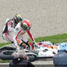 La maniobra de Simoncelli acabó con el italiano en el suelo y también con un Jorge Lorenzo que se qu