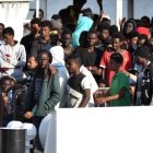 Los refugiados hacen cola para desembarcar en el puerto de Catania, Sicilia.