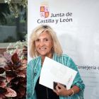 La consejera de Sanidad, Verónica Casado, ayer en la firma del Pacto sobre Régimen de Vacaciones y Permisos en programas de cooperación. MIRIAM CHACÓN