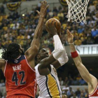 Hibbert, en acción, ante Nene (c) y Gortat (d).