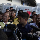 El presidente filipino, Benigno Aquino, responde a las preguntas de los periodistas durante su visita a Tacloban, este domingo.