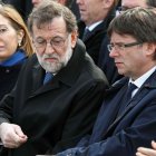 Rajoy y Puigdemont, en el homenaje por Germanwings. TONI ALBIR