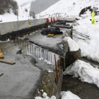 Obras sobre el río Tuerto para demoler el viejo puente y construir uno nuevo en la carretera N-625. CAMPOS
