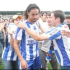 La plantilla agradeció el apoyo de la hinchada con regalos