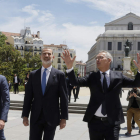 Sánchez, el rey Felipe VI y Jens Stoltenberg pasean hacia el Palacio Real, ayer, tras el acto oficial. BALLESTEROS