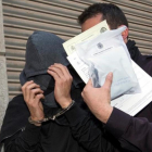 Un detenido y un policía en la anterior redada de amaño de partidos, en Murcia el pasado mes de febrero.