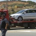 Un grúa traslada el vehículo cargado con explosivos y detonadores localizado en Ayamonte