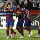 Los jugadores del Barcelona celebran el tercer gol de su equipo anotado por Cancelo. TONI ALBIR