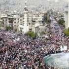 Decenas de miles de personas muestran su apoyo al presidente sirio, Bachar al Asad.
