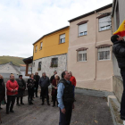 Los vecinos de San Andrés, ayer en la plaza del pueblo que lleva el nombre de Carlos Lemaur. ANA F. BARREDO