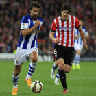 Xabi Prieto conduce el balón ante el bilbaíno San José.