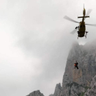 Momento en el que el herido es evacuado por el helicóptero de emergencias asturiano. SEPA