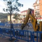 Las máquinas comenzaron ayer a levantar la calzada en la plaza de la Constitución.