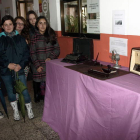Un grupos de alumnas del centro junto a varios objetos de la exposición.
