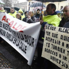 Más de medio centenar de personas se concentraron ante el consistorio de San Marcelo para protestar.