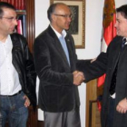 Ramiro Ruiz Medrano, recibe al delegado en León de la AVT, Víctor Villalobos.