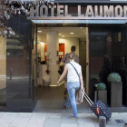 Un grupo de turistas, ante un hotel de Sant Andreu.