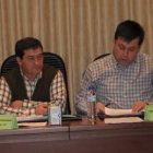 Roberto Álvarez (izquierda), alcalde de Boñar, en el último pleno