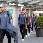 Jugadores y cuerpo técnico del Albacete Balompié dejan el hotel ABBA para partir en autocar hacia Albacete, después de que se suspendiese el encuentro de LaLiga 1/2/3 que tenía previsto disputar ante el Huesca esta tarde