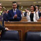 El presidente del Gobierno, Pedro Sánchez, recibe el aplauso de la bancada socialista ayer, durante el Debate de la Nación. KIKO HUESCA